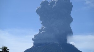 Volcán Ibu entra en erupción y lanza una columna de ceniza de 5.000 metros en Indonesia