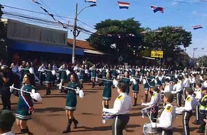 Desfile estudiantil en homenaje a la Patria se realizó este domingo en Hernandarias | DIARIO PRIMERA PLANA