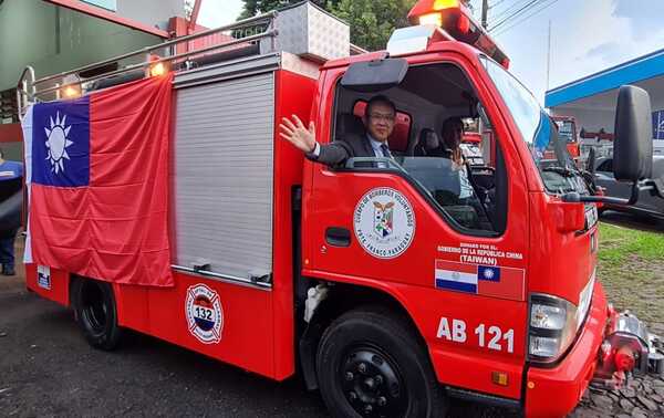 República de China (Taiwán) dona camión autobomba a bomberos franqueños - La Clave