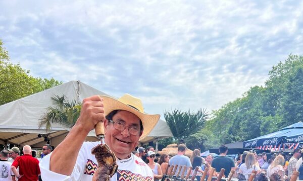 ¡Franceses quedaron sorprendidos con asado a la estaca!