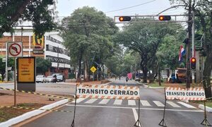Bloquean avenida con miras a desfile patrio en CDE