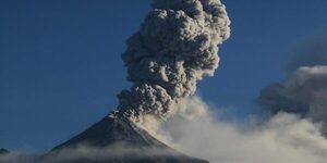 Volcán Ibu entra en erupción en Indonesia
