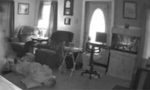 Aparece una imagen “fantasmal” cerca de un peque durmiendo: detrás hay una tierna historia