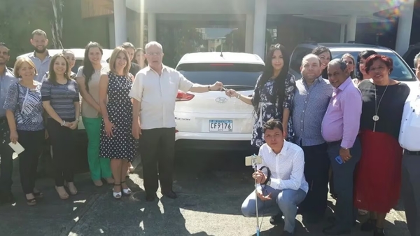 ¡El mejor jefe del mundo! Regala autos 0Km a sus empleados - Megacadena - Diario Digital
