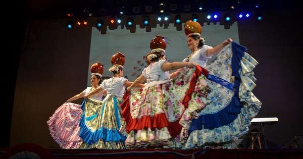 La Nación / Resistencia celebró la independencia paraguaya con gran serenata