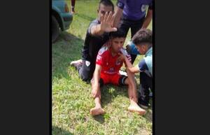 Árbitro se vistió de héroe y salvó la vida a un jugador en pleno partido