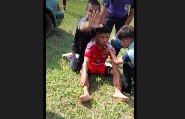 Árbitro se vistió de héroe y salvó la vida a un jugador en pleno partido