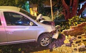 Borracho al volante rozó un vehículo y luego chocó contra muralla