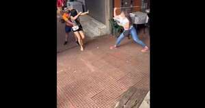 Diario HOY | VIDEO| Mujeres se trenzaron a golpes por ‘un hombre’ en CDE