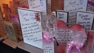 Artesanos se instalan en la Plaza de Armas ofertando el regalo para Mamá