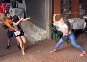 Mujeres se trenzaron a golpes por un hombre en CDE - Noticiero Paraguay