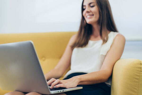Educaci贸nIT lanza una nueva edici贸n de #SheCodes, el Programa de Becas Regional para mujeres en tecnolog铆a - Revista PLUS