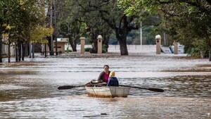 La crecida del río Uruguay fuerza la evacuación de 568 personas en el noreste de Argentina
