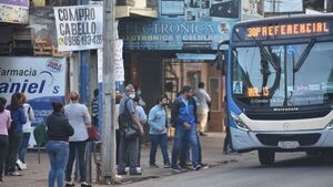 Pasajeros exigen transporte alternativo ante amenaza de paro de buses