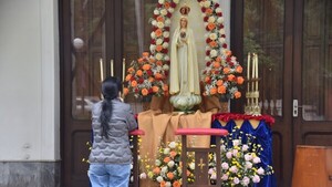 Católicos rezan a Virgen de Fátima por 107 años de primera aparición