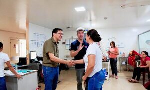 Gobernador realiza recorrido por Hospital Regional y dice que buscará soluciones