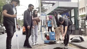 Los chicos “tapa-baches” están en la mira de la Muni de Asunción