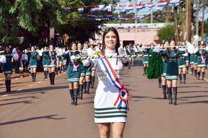 Los tradicionales desfiles en homenaje a la Patria iniciaron en Hernandarias - La Clave