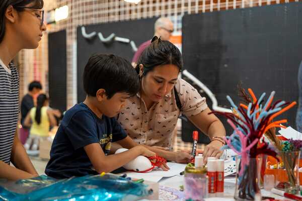 Museo de Ciencias homenajea a las madres en su día con “Flor de Mamá” - trece