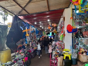 Comerciantes a la espera de clientes en busca de regalos para Mamá