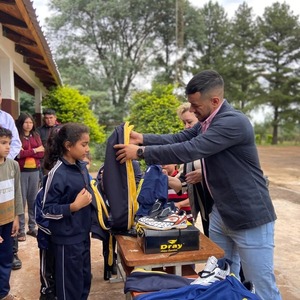 Concejal Aquino destaca apoyo a alumnos rurales en desfile patrio