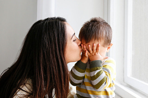 ¿Por qué pedir permiso antes de abrazar o dar besos a los niños? - trece