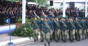 La Nación / El jefe de Estado presidió un imponente desfile militar y policial - OJO Galería
