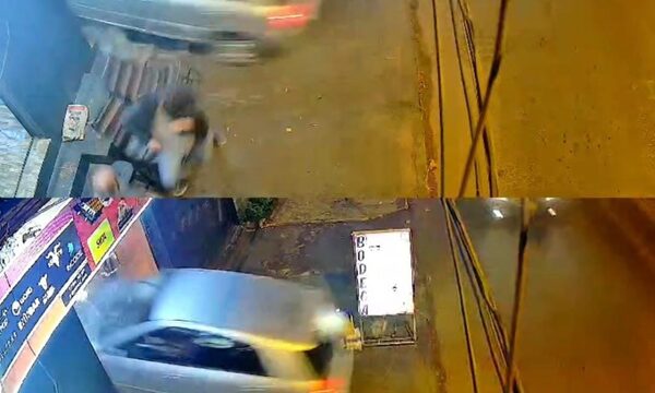 Envés de frenar, aceleró y casi arrolla a dos personas sentadas en vereda