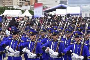 Militares, policías y colegios rindieron homenaje a la Patria con desfiles - Nacionales - ABC Color