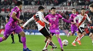 Versus / Libertad cae ante River y prácticamente le dice adiós a la Libertadores