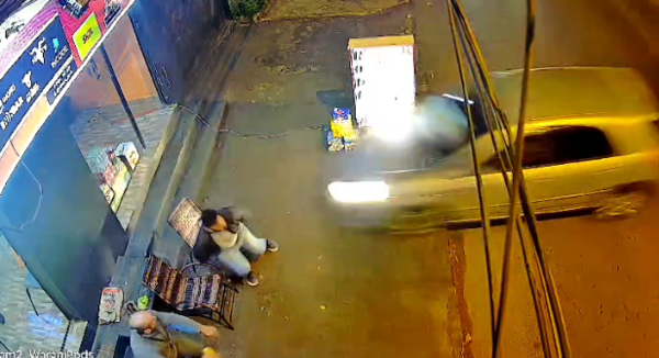 (VIDEO). Doñita quiso pisar el freno pero usó el acelerador y fue a parar dentro de un negocio