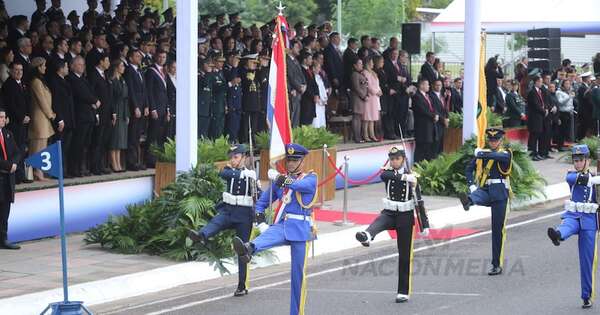 La Nación / El jefe de Estado presidió un gran desfile militar y policial