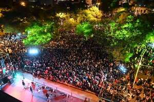 La gente copó el centro asunceno para celebrar la independencia - Cultura - ABC Color