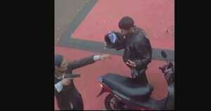 Diario HOY | Delincuentes roban motocicleta de joven que esperaba ingresar a su trabajo