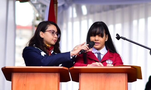 Educación de calidad y honestidad piden estudiantes para fortalecer a la Patria, durante acto y desfile