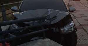 Diario HOY | Costanera: abandonan auto tras impactar contra banco de cemento