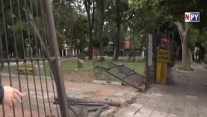 Ebrio al volante atropelló la reja de la Plaza Uruguaya - Noticias Paraguay