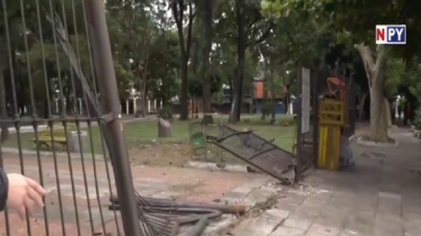 Ebrio al volante atropelló la reja de la Plaza Uruguaya - Noticias Paraguay