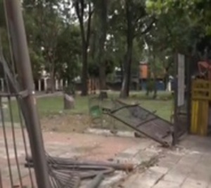 Ebrio al volante atropelló la reja de la Plaza Uruguaya - Paraguay.com