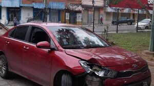 Conductor alcoholizado atropella rejas e ingresa a la Plaza Uruguaya en Asunción