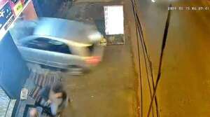 Video: en vez de frenar, aceleró y casi atropella a dos hombres frente a una bodega - ABC en el Este - ABC Color