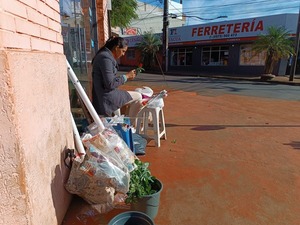 Vendedores ambulantes ofrecen regalos económicos para las Madres
