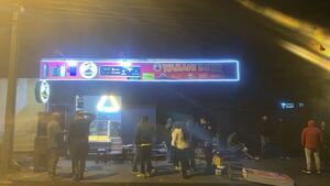 Accidente vehicular en el Área 4: un auto se estrella contra un local comercial - ADN Digital