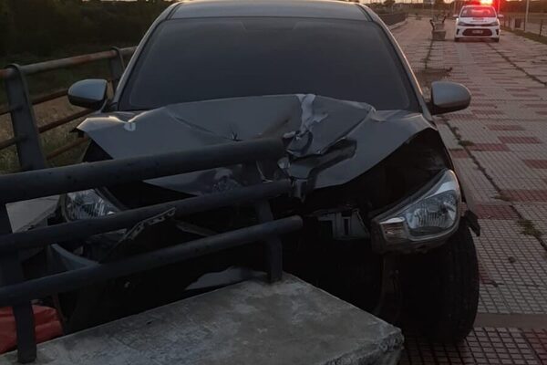 Dejaron abandonado un auto que impactó con banco de cemento en la Costanera