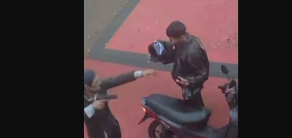 Delincuentes roban motocicleta de joven que esperaba ingresar a su trabajo