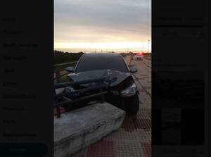 ¡Mañamina! Chocó por uno de las bancos que hay en la Costanera y abandonó su automóvil