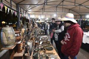 Artesanos feriantes invitan a visitar plaza Juan E. O’Leary para comprar el regalo a mamá - Nacionales - ABC Color