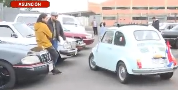 Desfile de autos antiguos y clásicos - C9N