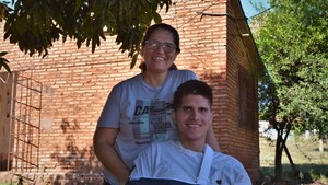 Ejemplo de amor y fe: José Zaván retorna a la universidad con su madre como compañera