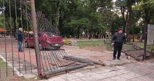 Diario HOY | Conductor ebrio chocó y se llevó parte del enrejado de la plaza Uruguaya